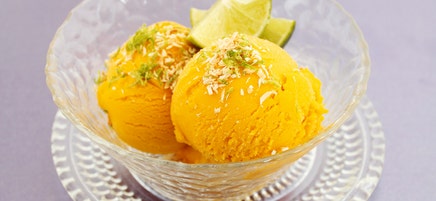 Mangosorbet mit Kokosraspeln