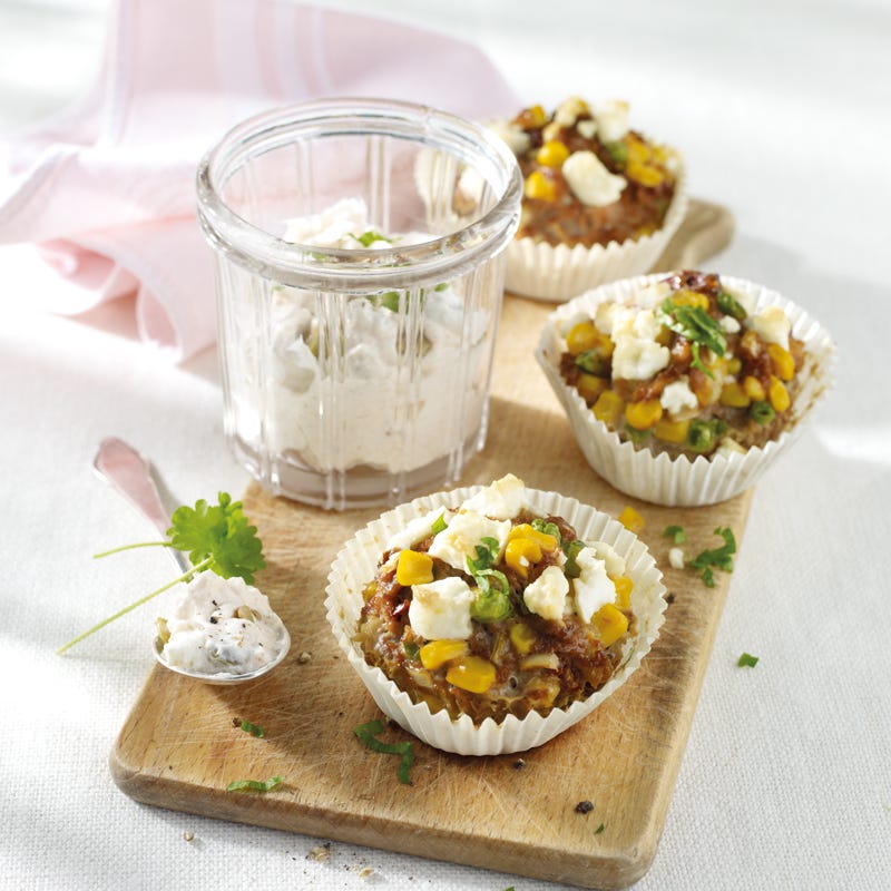 Hackmuffins mit mediterranem Dip
