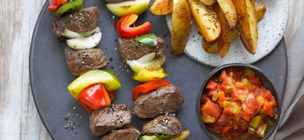 Rinderspieße mit Farmerkartoffeln