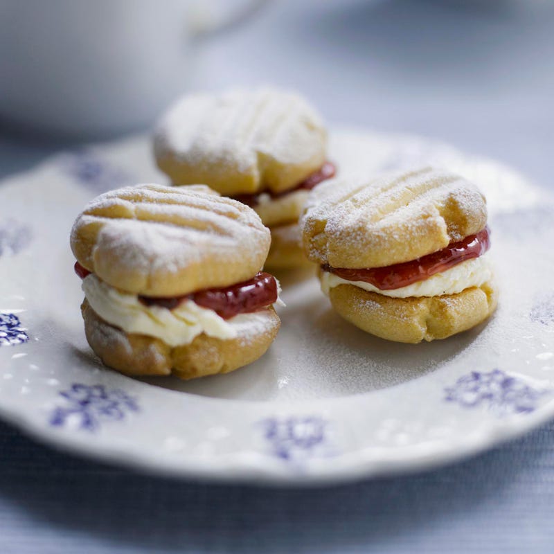 Foto Sandplätzchen mit Creme und Marmelade von WW