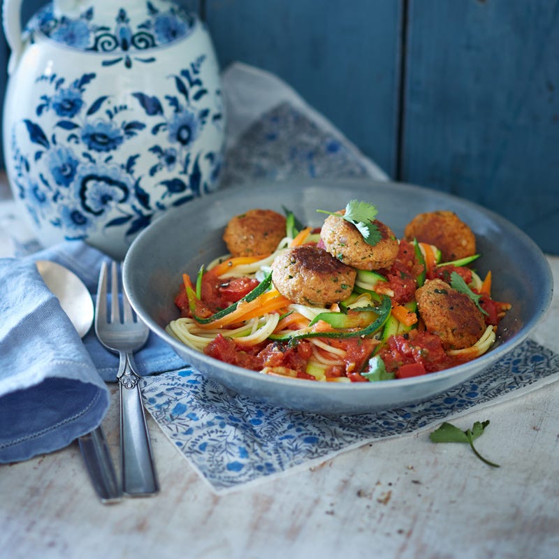 Gewürzbuletten auf Zucchini-Karotten-Nudeln