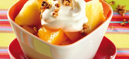 Obstsalat mit Knuspernüssen und Joghurt
