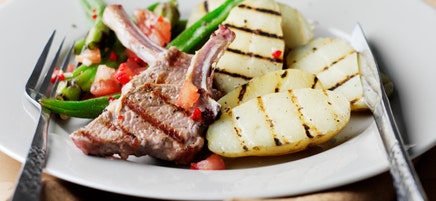 Barbecue-Lamm mit Ofenkartoffeln