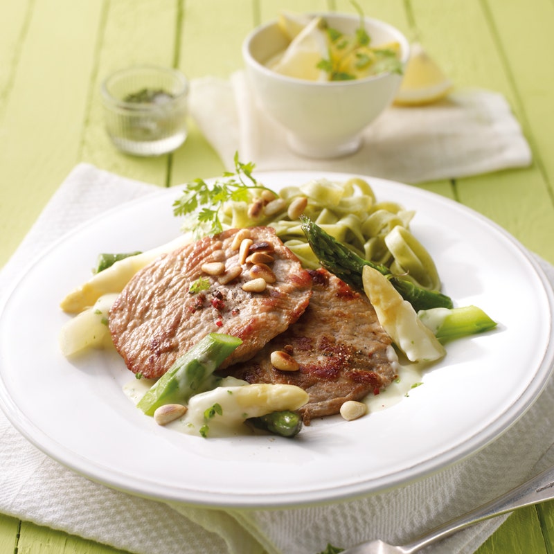 Schnitzel mit Spargel-Kräuter-Sauce