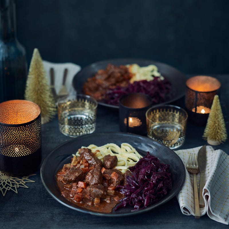 Hirschgulasch mit Spätzle und Rotkohl