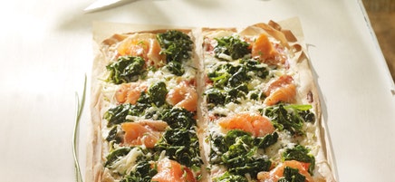 Flammkuchen mit Spinat und Lachs