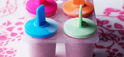 Eis-Lollies mit Himbeeren und Nektarinen