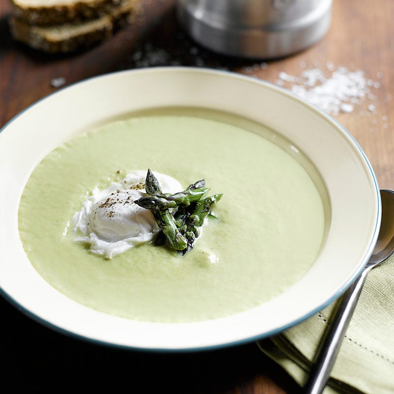 Foto Grüne Spargelcremesuppe mit pochiertem Ei von WW
