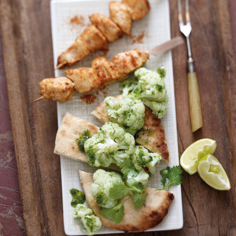 Foto Tandoori-Hähnchen-Spieße mit grünem Blumenkohl von WW