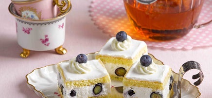 Zitronenbiskuittörtchen mit Heidelbeeren