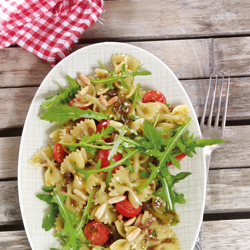 Italienischer Farfallesalat mit Rucola und Pinienkernen Rezept | WW ... Italienischer Farfallesalat mit Rucola und Pinienkernen Rezept | WW ...