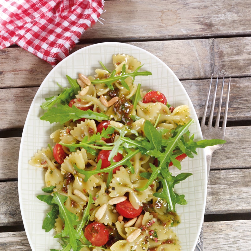 Italienischer Farfallesalat mit Rucola und Pinienkernen