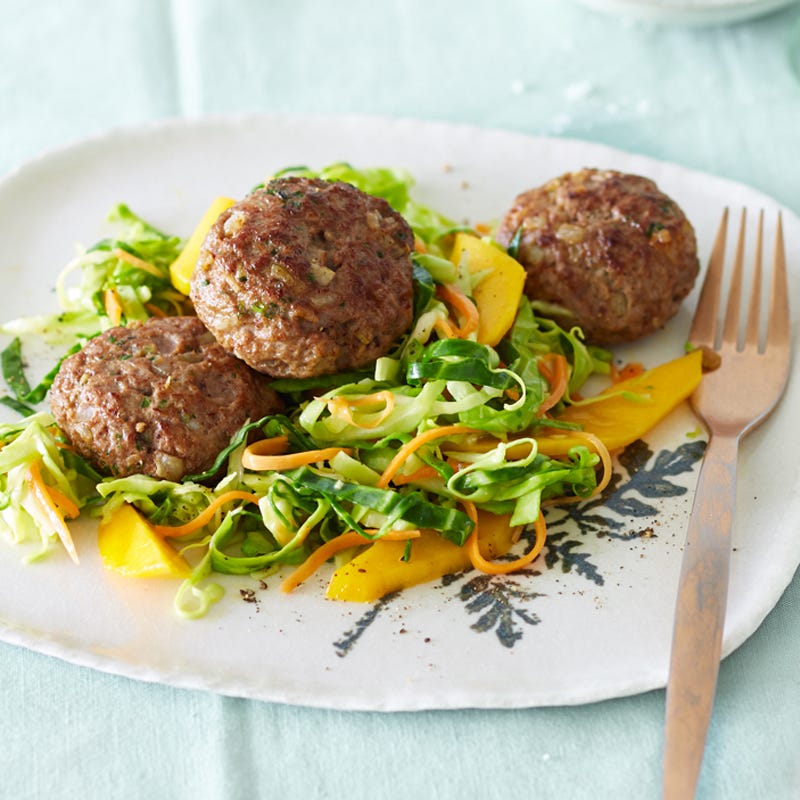 Spitzkohl-Curry-Salat mit Frikadellen
