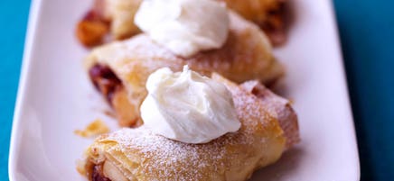 Spiced fruit strudel with vanilla cream