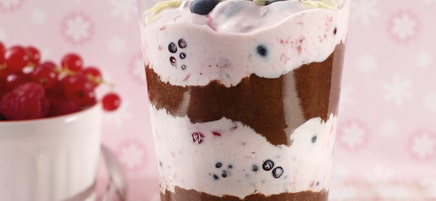 Schokoladendessert mit Waldbeeren