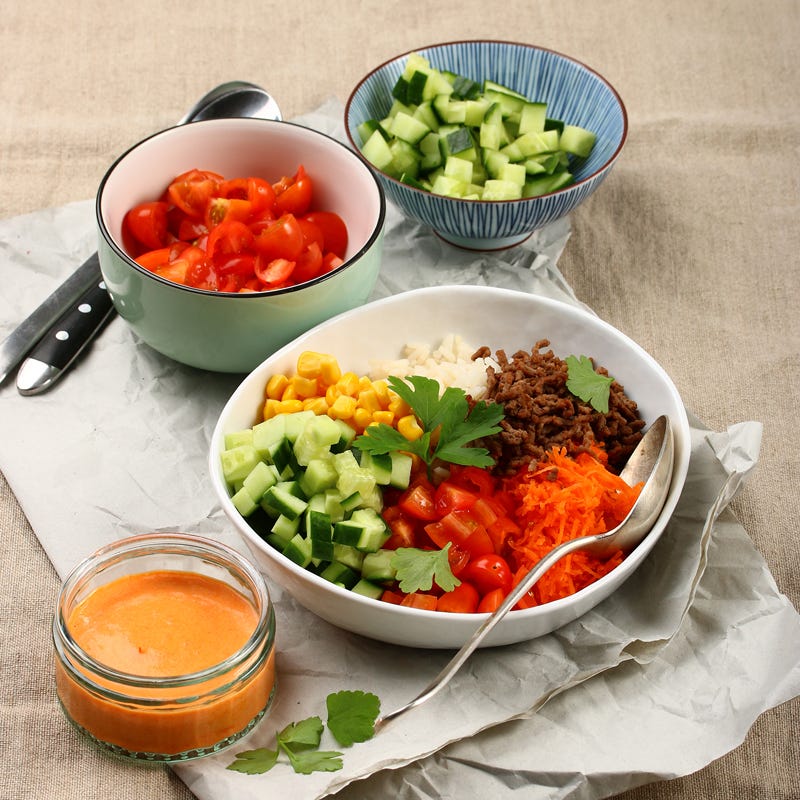 Bunte Gemüsebowl mit Tatar und crémiger Paprikasauce