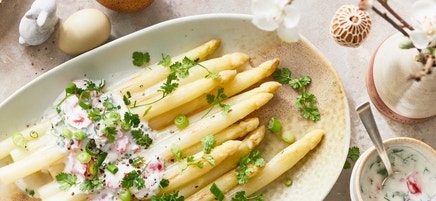Gebratener Spargel mit Kräuter-Tomaten-Dressing