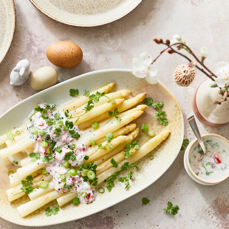 Gebratener Spargel mit Kräuter-Tomaten-Dressing