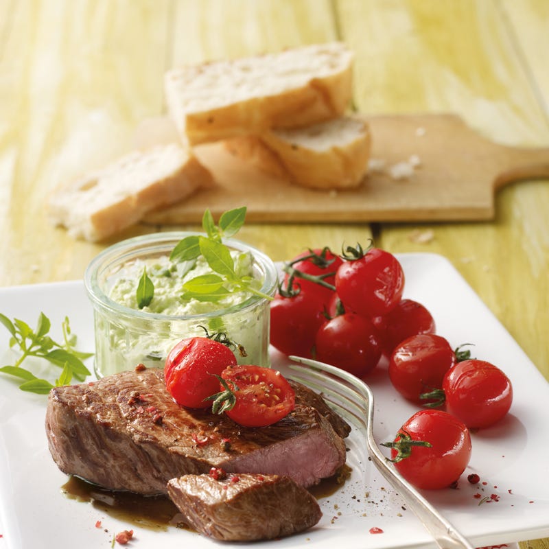 Foto Rumpsteaks mit Avocadodip, Cocktailtomaten und rosa Pfeffer von WW