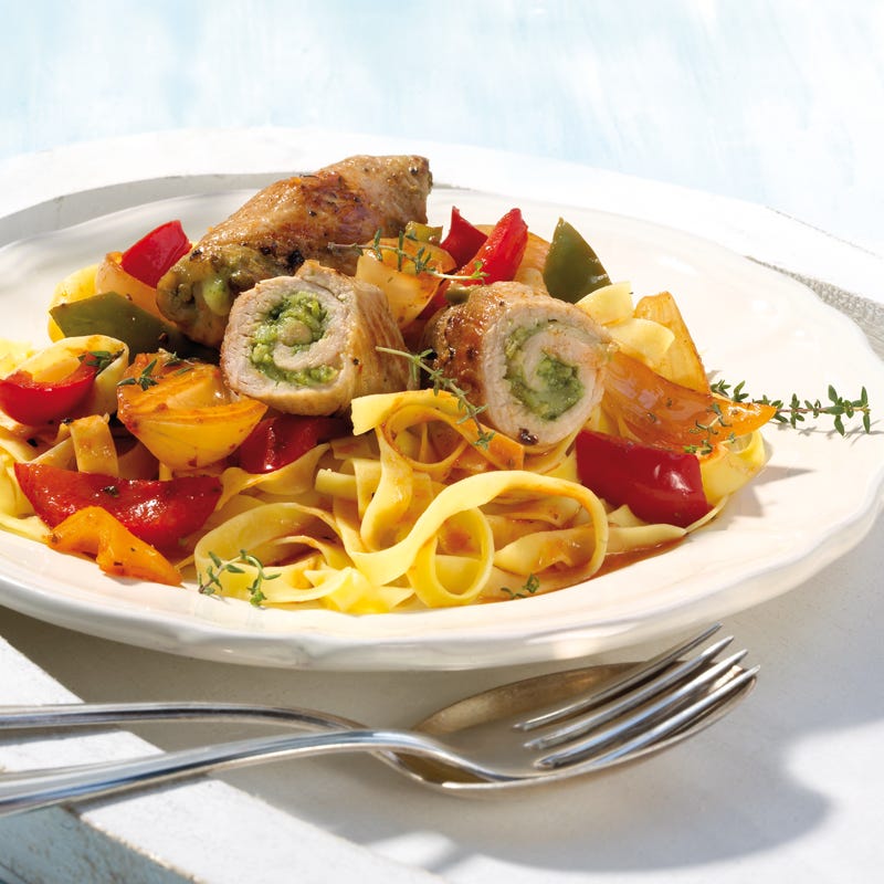 Foto Pesto-Mozzarella-Involtini mit Paprika und Tagliatelle von WW