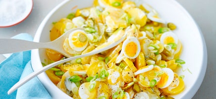 Kartoffelsalat mit Gurke und Ei