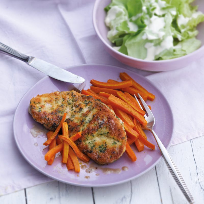 Kräuterschnitzel mit Karottenpommes aus dem Ofen