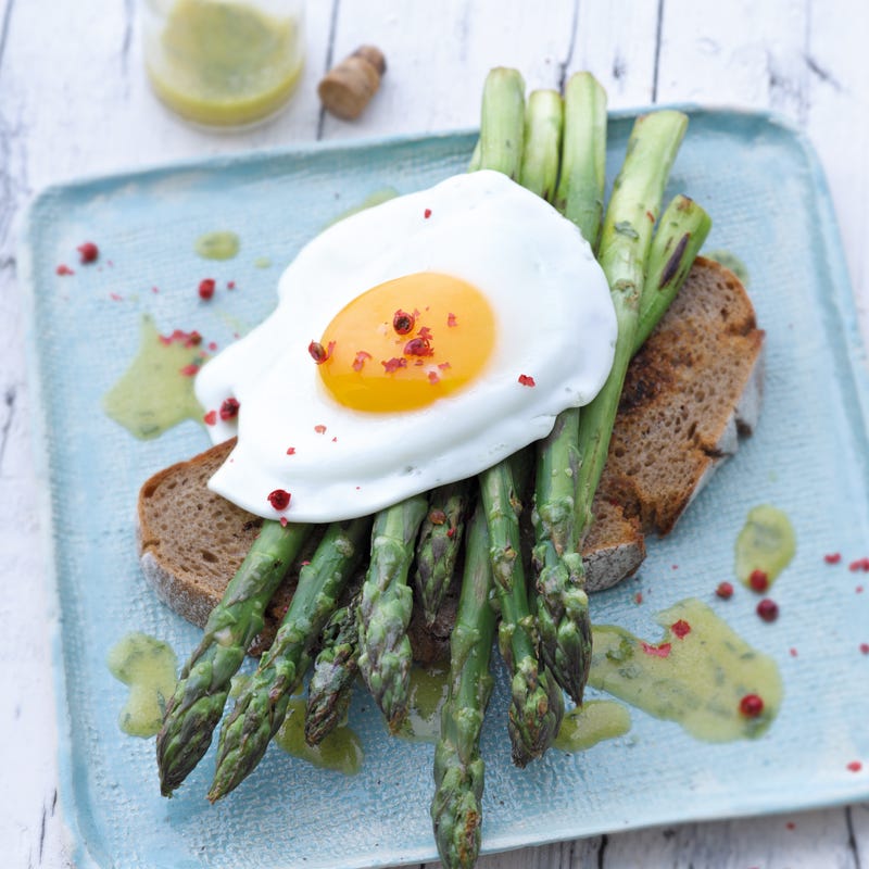 Grüner Spargel mit Spiegelei und feiner Kräutervinaigrette