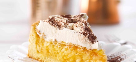 Apfel-Wein-Kuchen mit Sahnehaube