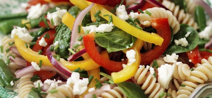 Nudelsalat mit Zuckerschoten und Paprika