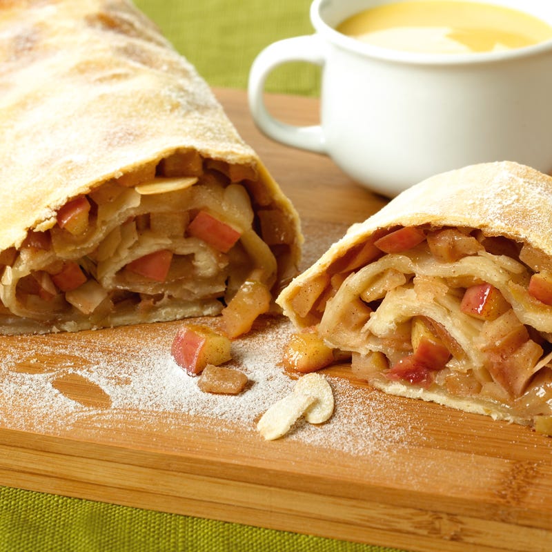 Warmer Apfelstrudel mit Vanillesauce