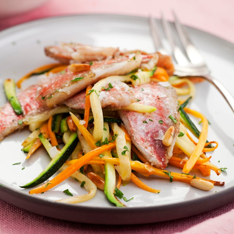 Foto Gebratene Filets von der Meerbarbe mit feinen Gemüsestreifen von WW