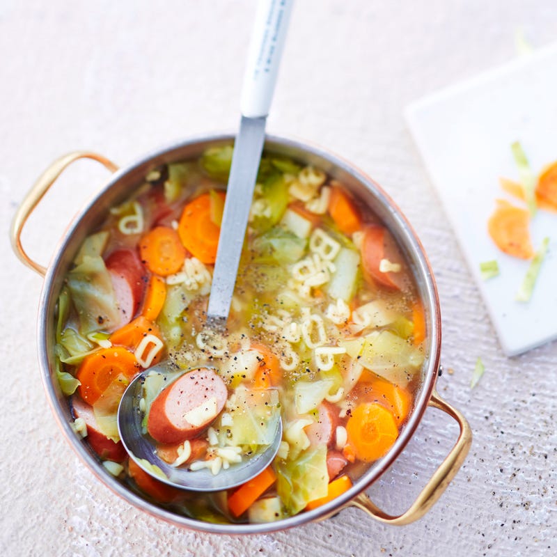 Gemüseeintopf mit Buchstabennudeln und Würstchen
