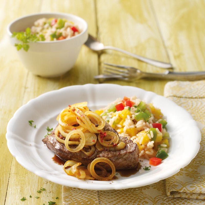 Foto Zwiebelsteaks mit buntem Reis von WW