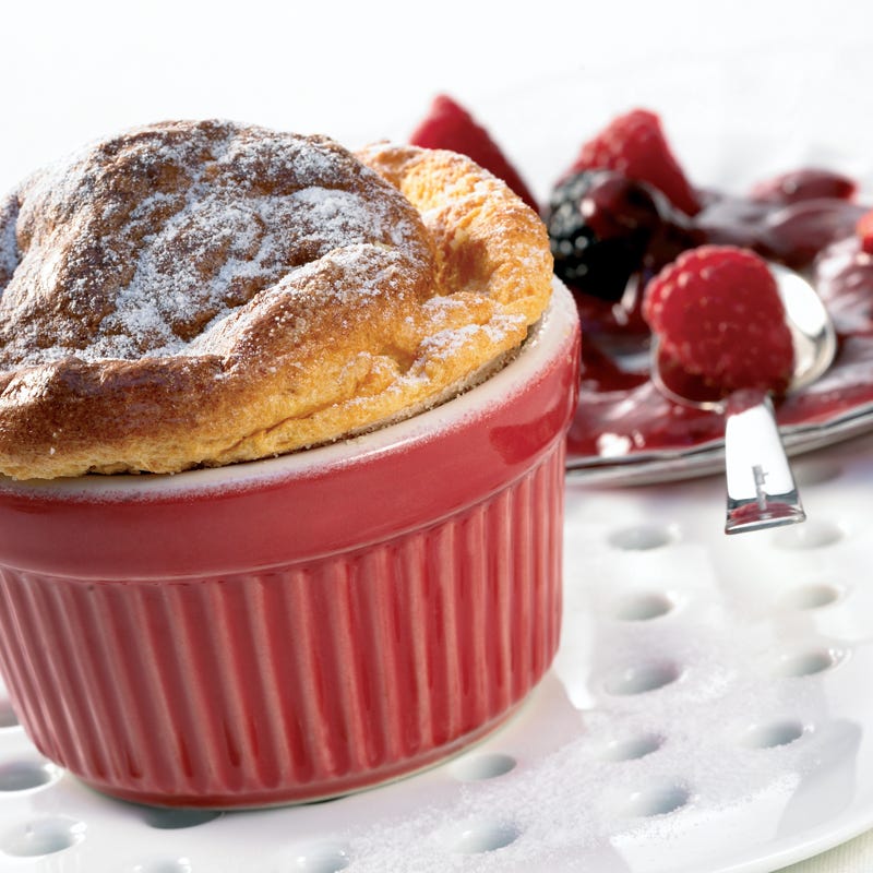 Grießsoufflé mit Beerensauce