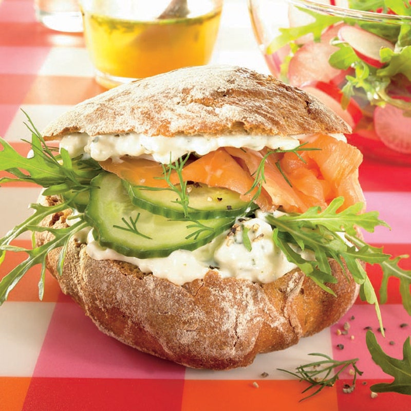 Feta-Lachs-Burger mit Rucolasalat