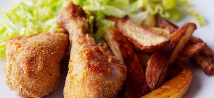 Krosse Hähnchenschenkel mit Kartoffel-Wedges