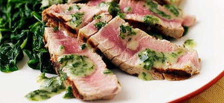 Thon grillé avec beurre aux fines herbes