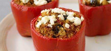 Poivrons farcis au quinoa assaisonné à la méditerranéenne