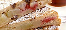 Pain doré farci aux pommes et framboises
