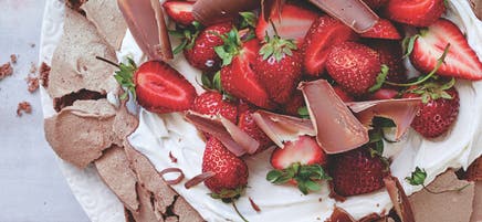 Pavlova au chocolat et aux petits fruits