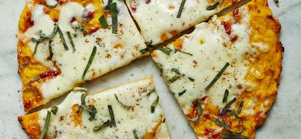 Pizza à la fontina et à la sauge avec croûte à la courge musquée