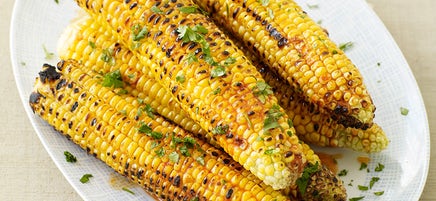 Maïs grillé accompagné de beurre au paprika fumé et à la lime