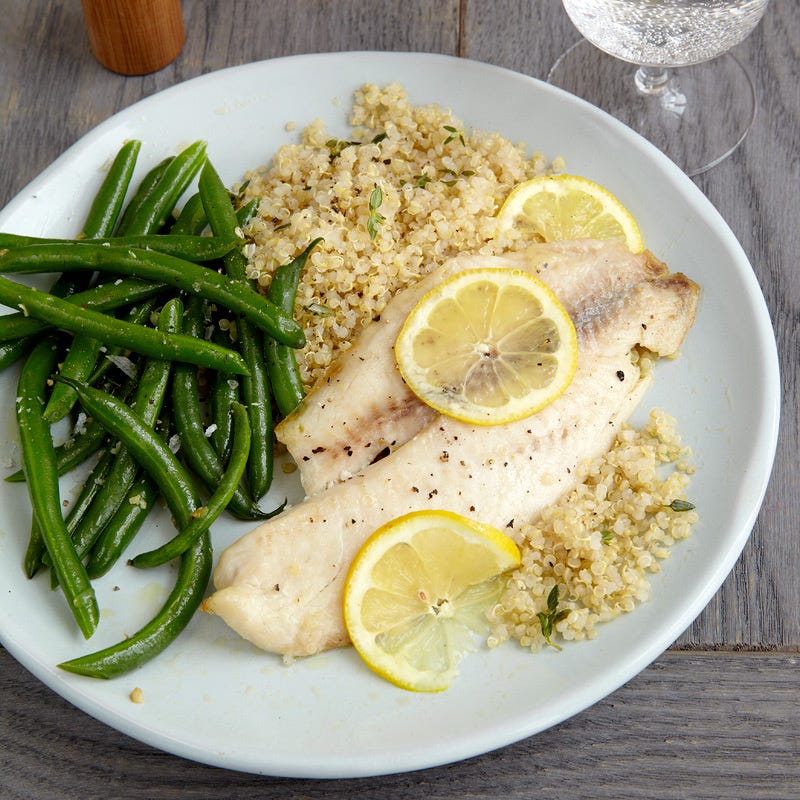 Tilapia cuit au four avec quinoa et haricots verts à l’ail