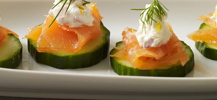 Canapés de saumon fumé et de concombre