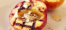 Pêches grillées avec amandes et miel