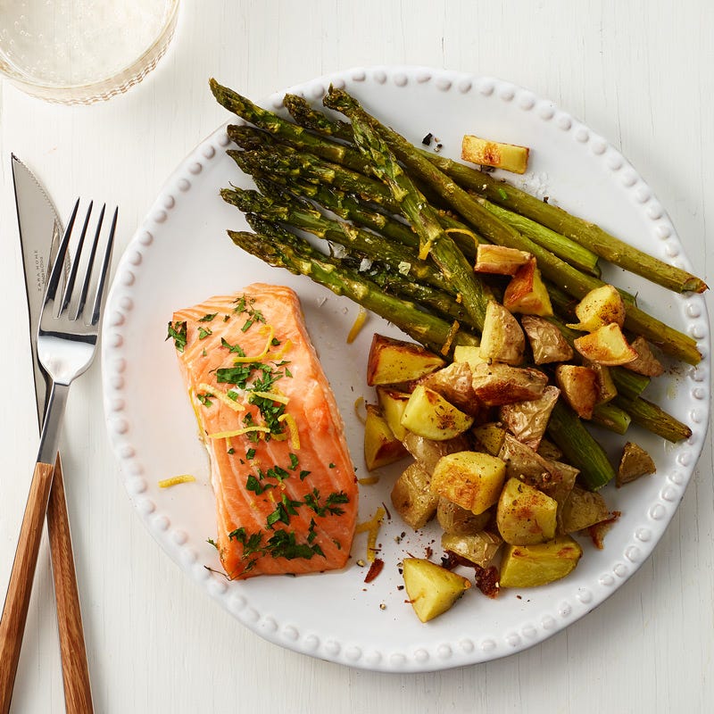Saumon avec asperges et pommes de terre rôties