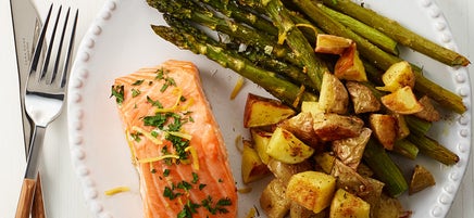 Saumon avec asperges et pommes de terre rôties