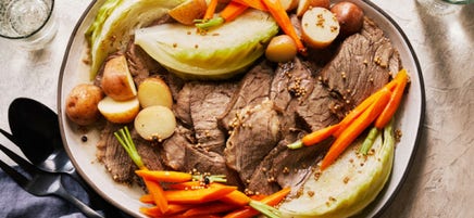Bœuf salé, chou et pommes de terre rouges