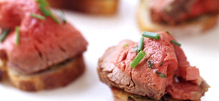 Filet Mignon with Garlic Toasts