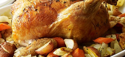 Poulet rôti romantique accompagné de légumes racine